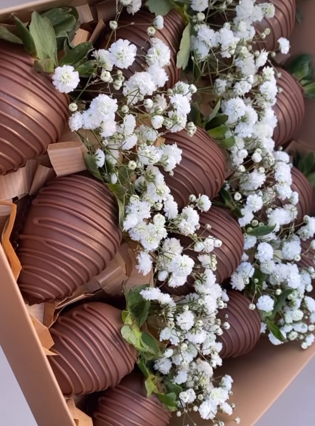 Exquisita caja de fresas con chocolate y flores